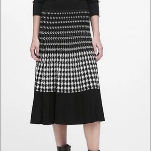 Banana Republic houndstooth pleated midi skirt